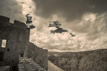 Burgruine in Infrarot