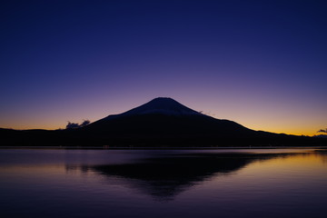 山中湖から望む夕闇の富士山