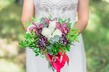 bright green wedding bouquet in the hands of the bride