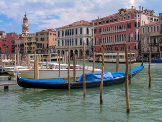 Fototapeta na wymiar Broad view of the architecture and canals of Venice, Italy