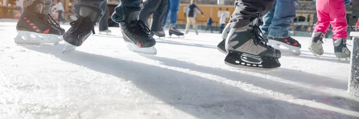 Photo sur Plexiglas Sports dhiver People ice skating on ice rink