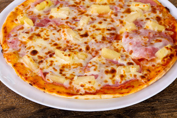 Pizza with ham