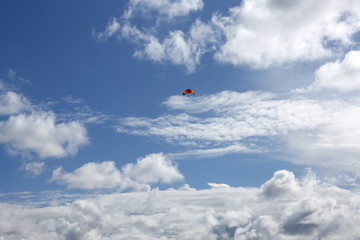 Lenkdrachen am Himmel