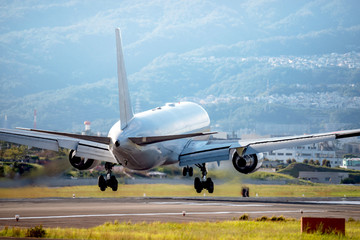 着陸する旅客機