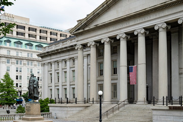 Washington DC, June 2017 United States: neoclassical style building of treasury department with Albert Gallatin statue in front of the northern entrance - obrazy, fototapety, plakaty