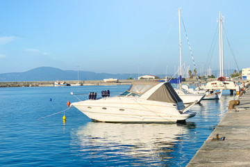 Obraz premium Small motor boats moored near the wharf