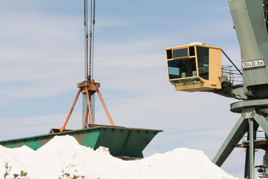 Bauxit wird verladen im Hafen