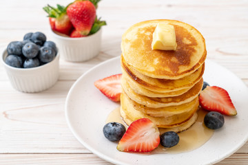 pancake with strawberries, blueberries and honey