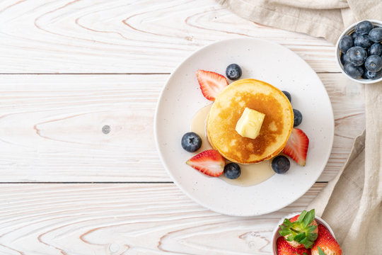 pancake with strawberries, blueberries and honey