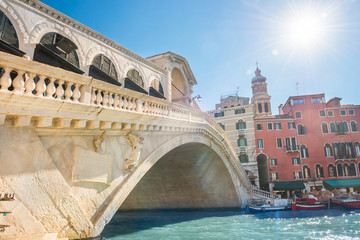 Rialto bridge with sun on Grand canal in Venice - obrazy, fototapety, plakaty