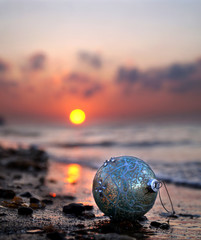 Obraz premium Christmas toy ball on sunset background