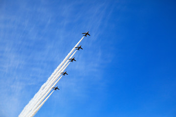 ブルーインパルス　アクロバット飛行　飛行機雲