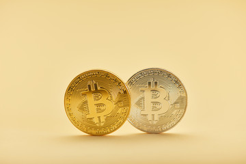 Bitcoin Münzen in Gold und Silber