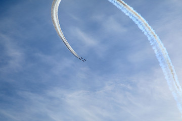 ブルーインパルス　アクロバット飛行　飛行機雲