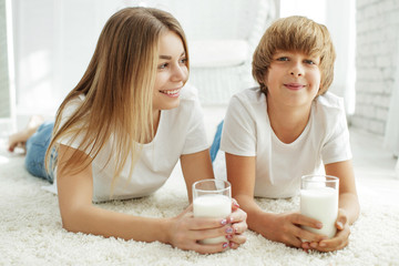Obraz na płótnie Canvas Family drinking milk 