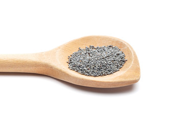 Mohn auf Kochlöffel und weißem Hintergrund