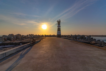 atardecer faro junto al mar 