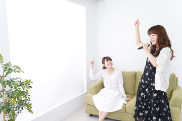 カラオケを楽しむ女性