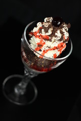 Tartufo di Pizzo Eisbecher vor schwarz Hintergrund