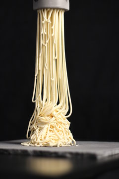 Spaghetti Eis auf schwarzem Hintergrund