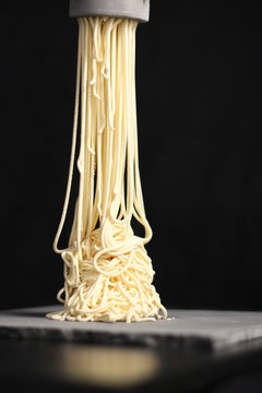 Spaghetti Eis auf schwarzem Hintergrund