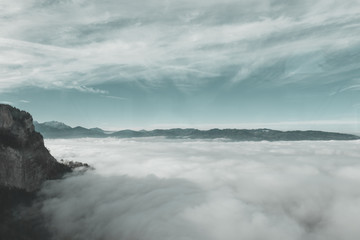 Fototapeta na wymiar Über den Wolken vor Gebirge