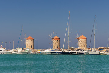 Drei Mühlen im Mandraki-Hafen