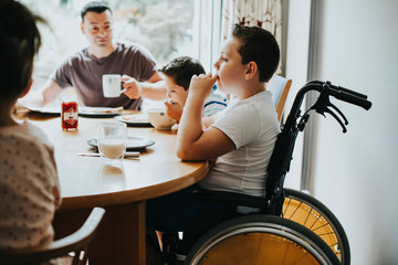 Family having breakfast in the morning © Rawpixel.com
