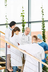 Obraz premium Chirurgie Ärzte besprechen eine Operation