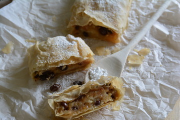 hausgemachter Apfelstrudel mit Puderzucker