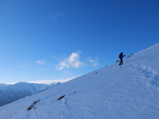 Alpinisme en montagne dans la neige et le froid