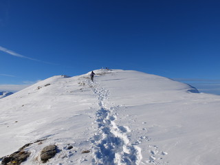 Alpinisme en montagne dans la neige et le froid