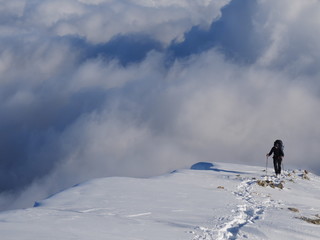 Alpinistes et mer de nuages en altitdue en montagne dans la neige