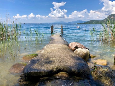 Stein Steg am Gardasee | Idyllische Landschaft am Wasser bei Bardolino