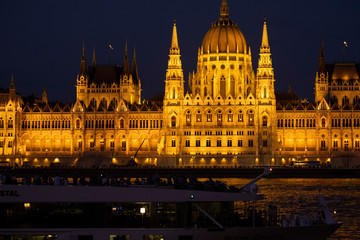 Fototapeta na wymiar Hungarian Parliament Buildin