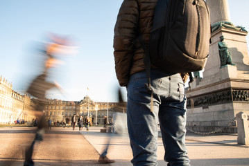 Mann mit Rucksack in der Stadt