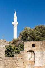Fototapeta na wymiar Ruine der Ekklisia Agios Michail mit Blick auf das Minarett der Ibrahim-Pascha-Moschee