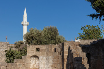 Ruine der Ekklisia Agios Michail mit Blick auf das Minarett der  Ibrahim-Pascha-Moschee