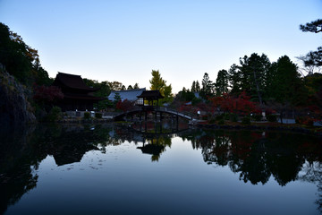 Fototapeta premium 虎渓山永保寺庭園の美しい夕景