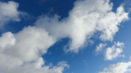 Obraz premium Clouds on a blue sky in cold winter day