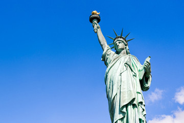 Fototapeta premium Statua Wolności na tle błękitnego nieba, Nowy Jork, USA