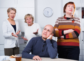 Obraz premium Mature friends are quarreling
