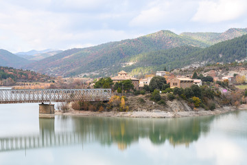Obraz premium beautiful reservoir at spanish countryside 