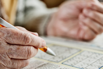 Seniorin löst ein Sudoku Rätsel