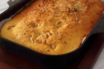 フライパンの中のケーキ