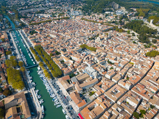 Obraz premium Aerial view of channel with boats in Beaucaire