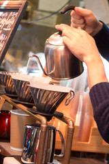 コーヒーを淹れる手