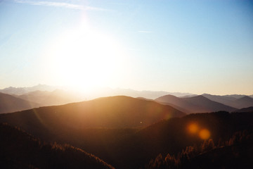 Sonnenuntergang über den Bergen