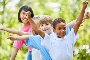 Gruppe Kinder stehen in einer Reihe