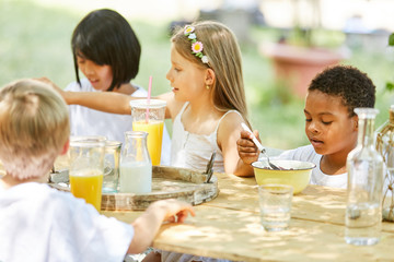 Gruppe Kinder essen gemeinsam Frühstück